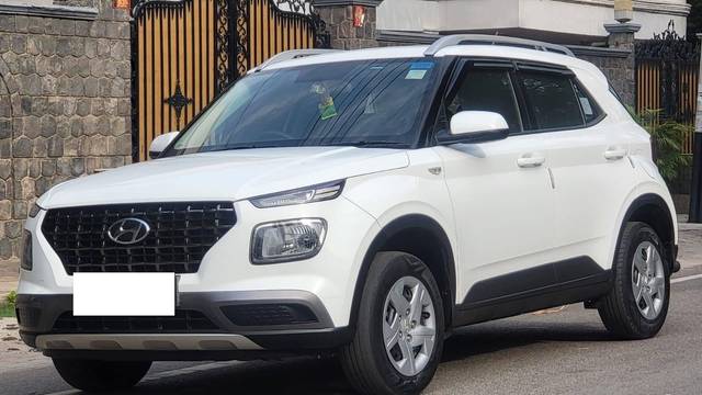 https://images10.gaadi.com/usedcar_image/4576871/original/processed_6e01bb0d-b3e0-4307-8f36-41357f41725c.jpg?imwidth=6400