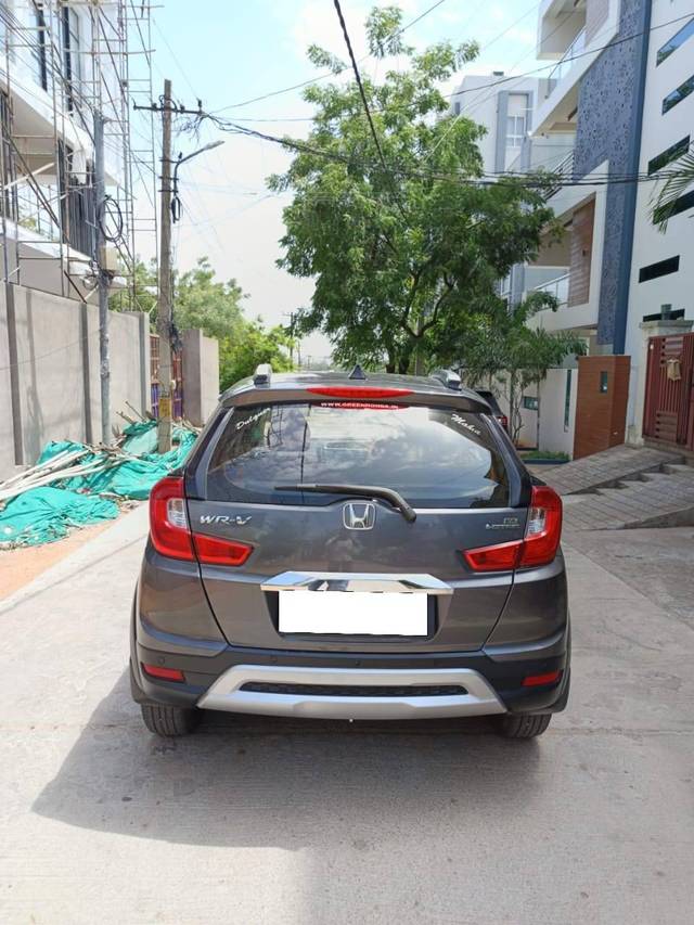 https://images10.gaadi.com/usedcar_image/4576880/original/processed_2deff2e34ebe3683cfbbb5d301befcb7.jpg?imwidth=6402