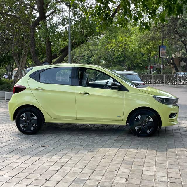 https://images10.gaadi.com/usedcar_image/4576936/original/c557ce054dfb7878bfa1015b478cfef0.jpg?imwidth=6401