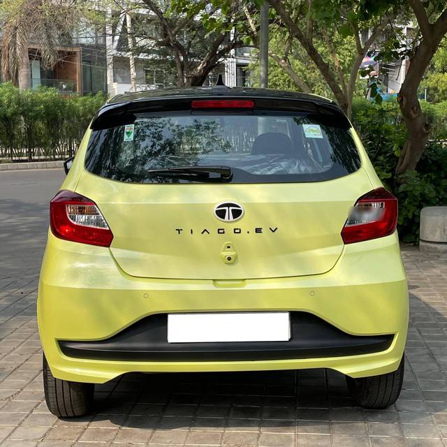 https://images10.gaadi.com/usedcar_image/4576936/original/processed_d156f7c37f5a3a005e1b5e117e981023.jpg?imwidth=6402