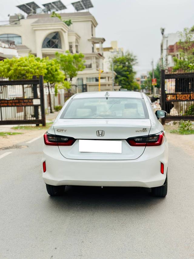 https://images10.gaadi.com/usedcar_image/4576945/original/processed_562edb900037bdb02a60acd2da49bac0.jpg?imwidth=6401