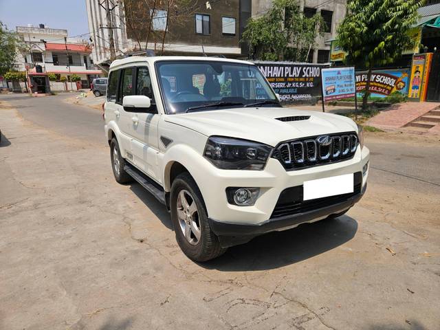 https://images10.gaadi.com/usedcar_image/4576947/original/processed_3ebe0e786ce0fdf687f92803e663223e.jpg?imwidth=6400