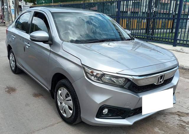 https://images10.gaadi.com/usedcar_image/4576961/original/processed_337762f0-788f-446d-b264-a068a43ea780.jpg?imwidth=6400