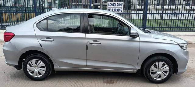 https://images10.gaadi.com/usedcar_image/4576961/original/processed_d16b765e-4568-4c04-afde-4d0395ed2313.jpg?imwidth=6401