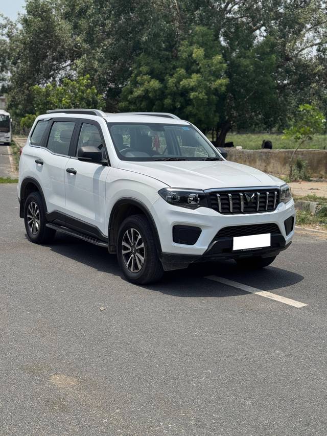 https://images10.gaadi.com/usedcar_image/4577037/original/processed_511edee78b088ed4ae9f18d4587a2008.jpg?imwidth=6400