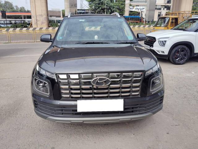 https://images10.gaadi.com/usedcar_image/4577048/original/processed_b3ff8d10fa07c891f363637eb9cd4ed7.jpg?imwidth=6402