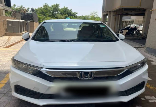 https://images10.gaadi.com/usedcar_image/4577159/original/94e9431a-b829-46e1-950c-3d48269ab5e8.?imwidth=6400