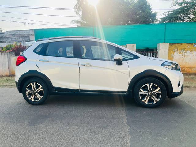 https://images10.gaadi.com/usedcar_image/4577221/original/processed_d06350cd-a6d8-40aa-ac8f-a60d4517a108.jpg?imwidth=6401