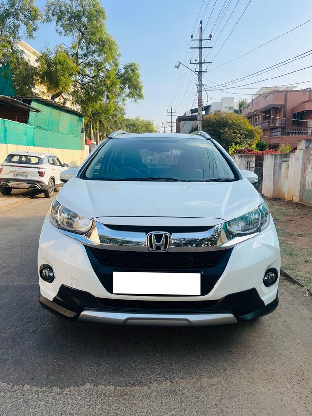 https://images10.gaadi.com/usedcar_image/4577221/original/processed_e6a87013-6deb-481a-974f-e63df8421bbd.jpg?imwidth=6400