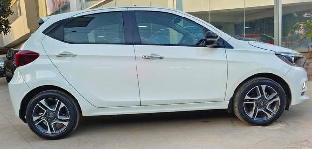https://images10.gaadi.com/usedcar_image/4577581/original/4c2489080682a6c344482b49e620b610.jpeg?imwidth=6401