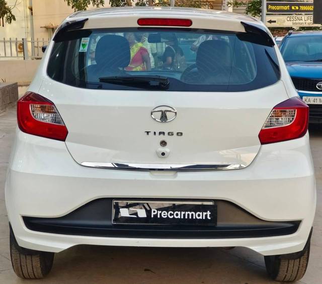 https://images10.gaadi.com/usedcar_image/4577581/original/processed_76d6d49a17675241e9daa5ed24802284.jpeg?imwidth=6402