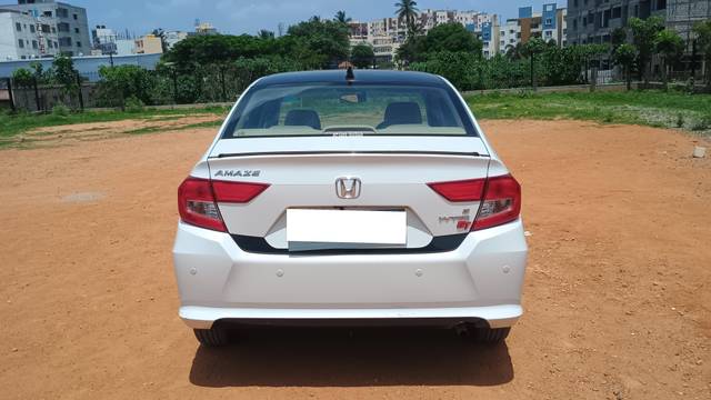 https://images10.gaadi.com/usedcar_image/4577676/original/processed_584aad15224b3199381ca7589aa9ff6d.jpg?imwidth=6402