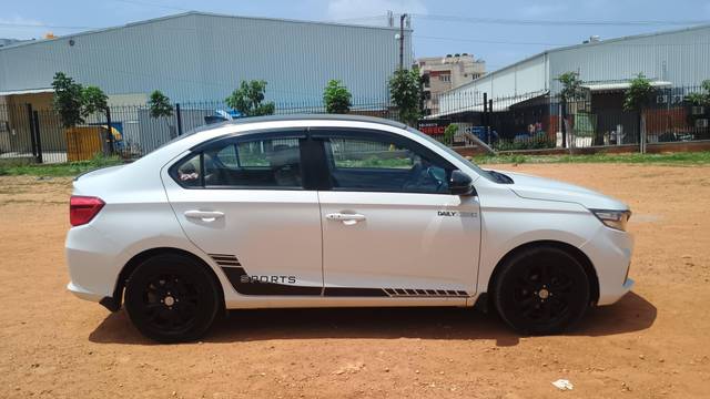 https://images10.gaadi.com/usedcar_image/4577676/original/processed_9fabfbc07884c12c83d2c9013af9228d.jpg?imwidth=6401