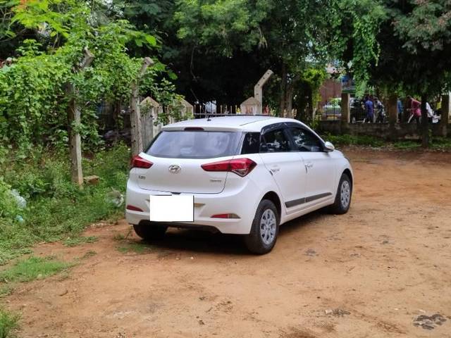 https://images10.gaadi.com/usedcar_image/4577677/original/processed_b4bd9b39-491e-447f-a871-fe45cae4de99.jpg?imwidth=6400