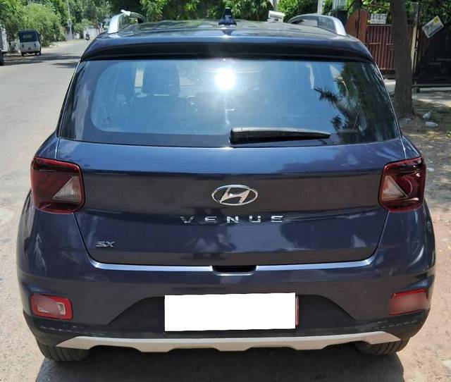 https://images10.gaadi.com/usedcar_image/4577767/original/processed_4dd26bde4a790bf9980f2031c68aba1e.jpg?imwidth=6402