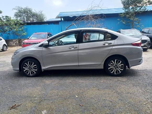 https://images10.gaadi.com/usedcar_image/4577815/original/processed_57e4169dbc5c206fa4e8b8a29a5a3a4a.jpeg?imwidth=6402