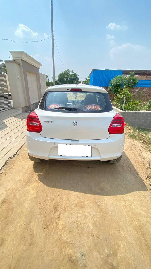https://images10.gaadi.com/usedcar_image/4577837/original/processed_ccd4f6e77fd82a8197e80158a1034033.jpg?imwidth=6401
