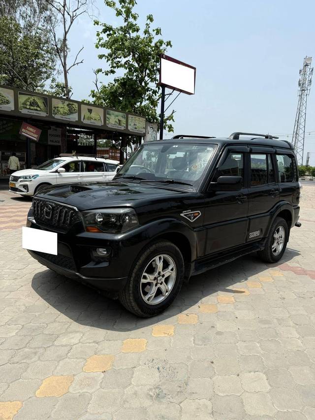 https://images10.gaadi.com/usedcar_image/4577848/original/processed_b4f0ee69239845ad77f3f6b271ad5a63.jpg?imwidth=6402