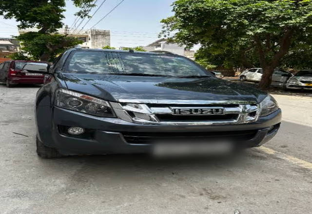 https://images10.gaadi.com/usedcar_image/4577862/original/ce885e17-fddd-45f4-8576-5c806df6b29e.?imwidth=6400