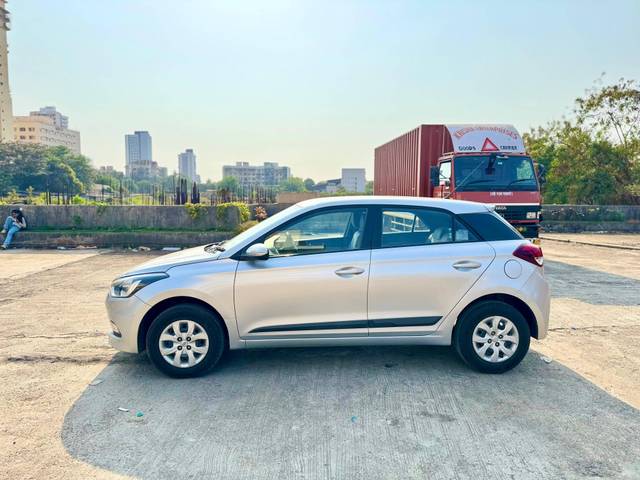 https://images10.gaadi.com/usedcar_image/4578019/original/processed_5402b11a7fc3ec7d942842fb75097f8f.jpg?imwidth=6402