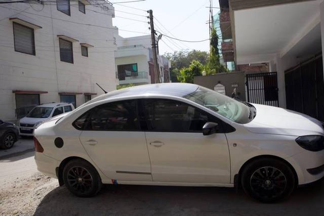 https://images10.gaadi.com/usedcar_image/4578091/original/processed_9d5e02b5-1552-44d7-8dd2-98afb0c5f0ee.jpg?imwidth=6400