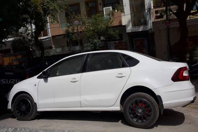 https://images10.gaadi.com/usedcar_image/4578091/original/processed_b0a86872-e2f7-4898-8083-c2d32367f0b3.jpg?imwidth=6402