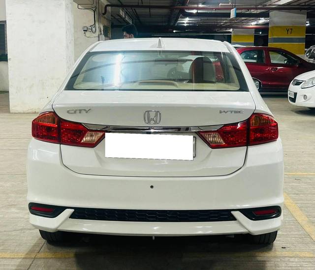 https://images10.gaadi.com/usedcar_image/4578117/original/processed_0a930d038d8935b45a206f16adf4f05a.jpg?imwidth=6401