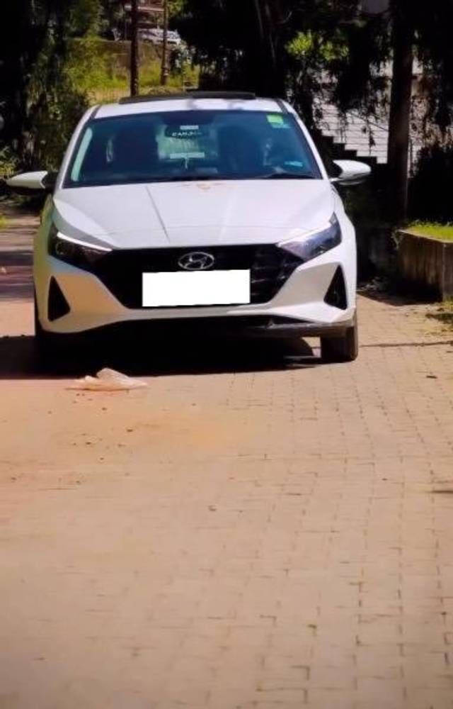 https://images10.gaadi.com/usedcar_image/4578360/original/processed_bc8fe2bd-bba7-4ea7-9b65-619b950e1ca0.jpeg?imwidth=6401