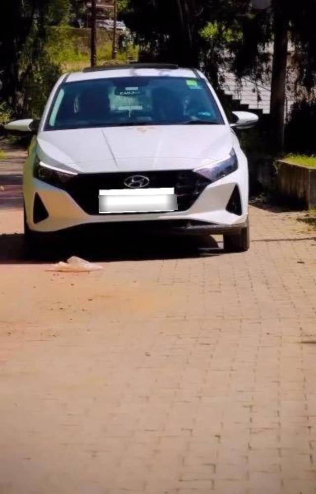 https://images10.gaadi.com/usedcar_image/4578360/original/processed_processed_bc8fe2bd-bba7-4ea7-9b65-619b950e1ca0.jpeg?imwidth=6400