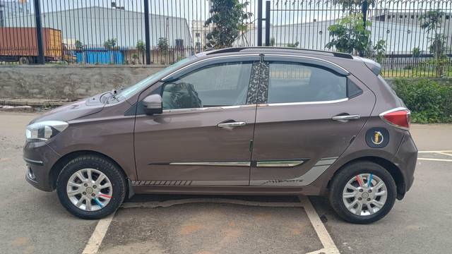 https://images10.gaadi.com/usedcar_image/4578751/original/processed_27eb3037a73f02de983d1f962d694054.jpg?imwidth=6402
