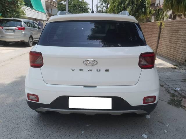 https://images10.gaadi.com/usedcar_image/4578755/original/processed_7e6d318eebd729350cbeca023142680c.jpg?imwidth=6402