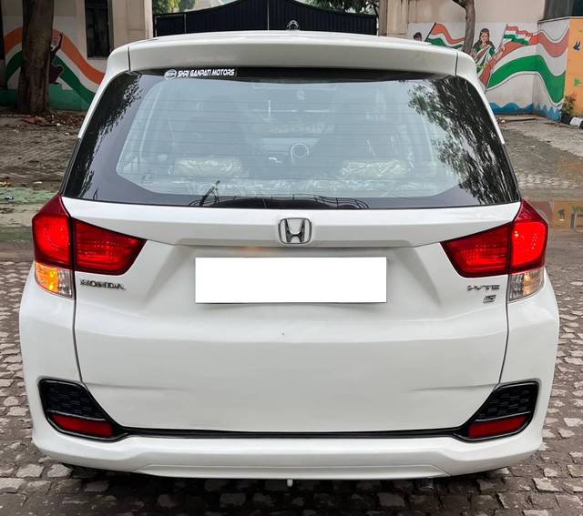 https://images10.gaadi.com/usedcar_image/4578808/original/processed_b95764b3-17ff-43cf-810f-a030fa73611b.jpg?imwidth=6402