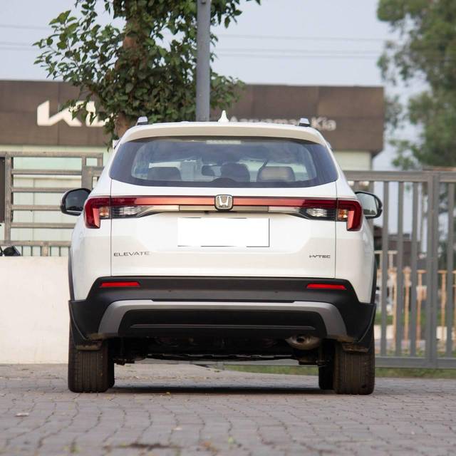 https://images10.gaadi.com/usedcar_image/4578910/original/processed_468241a25941b3e263f9cdbbf2fb89bf.jpg?imwidth=6402