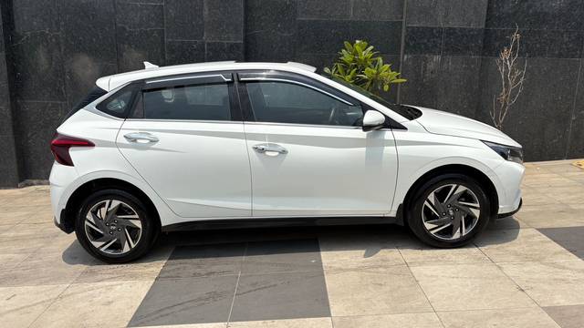 https://images10.gaadi.com/usedcar_image/4578919/original/97fce50ff025ced532aed1a02895bb94.jpg?imwidth=6401