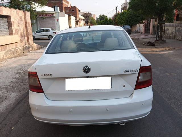 https://images10.gaadi.com/usedcar_image/4578931/original/processed_ba43cd77aa40ddf6ebdfdea5c324a6c6.jpg?imwidth=6402