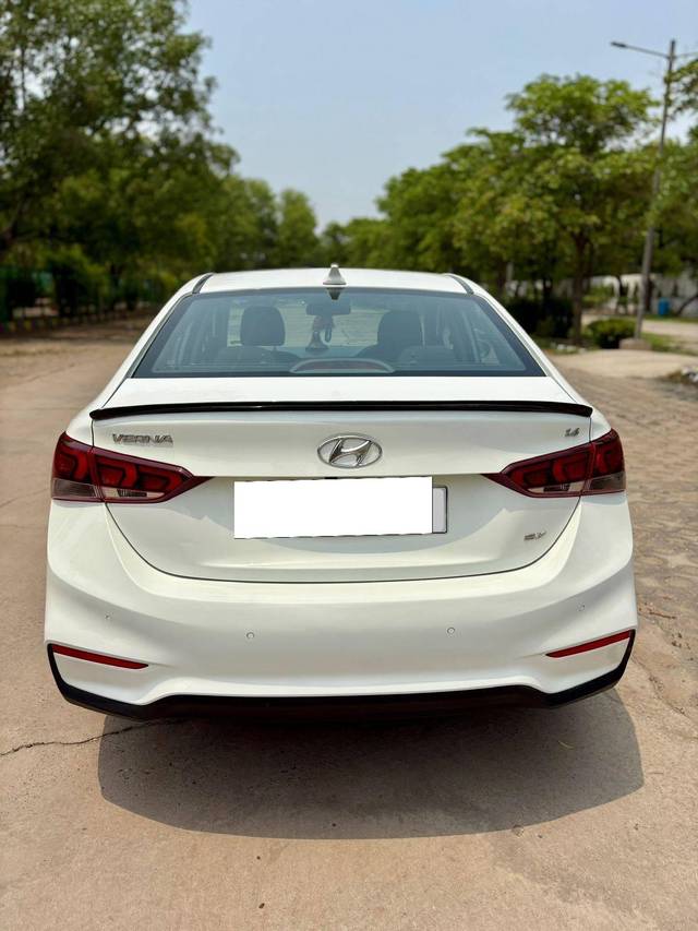https://images10.gaadi.com/usedcar_image/4578982/original/processed_527ef7056b3f4fa6dc0f0fb44137ad1f.jpg?imwidth=6402