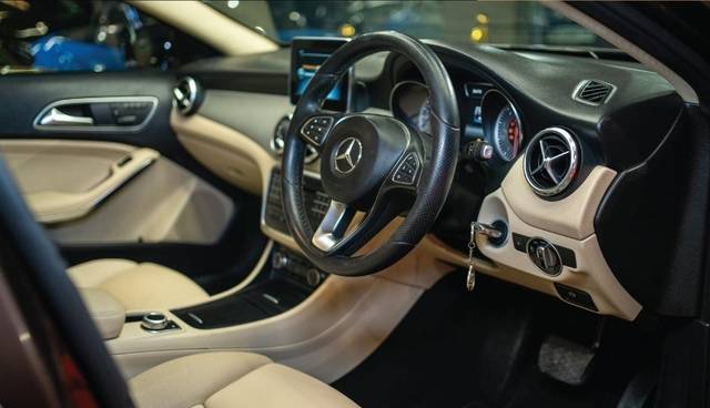 https://images10.gaadi.com/usedcar_image/4578996/original/7e7f74f6354866b19a6182df55215808.jpg?imwidth=6402
