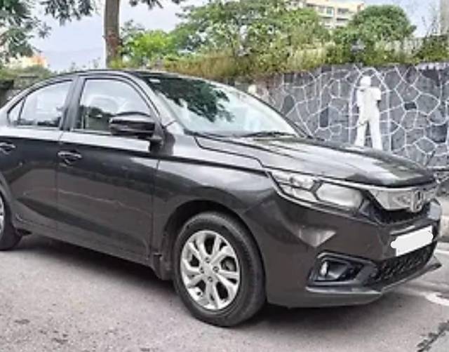 https://images10.gaadi.com/usedcar_image/4579061/original/bd16b94b43bfc8a483b8d60189081824.jpeg?imwidth=6400