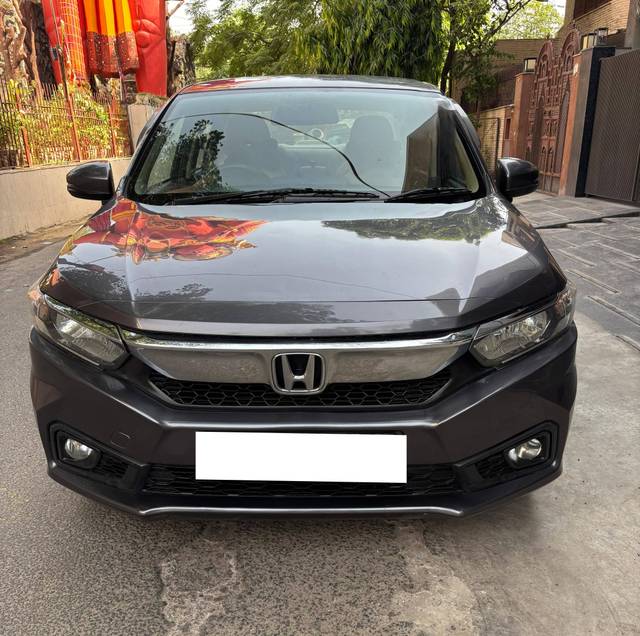 https://images10.gaadi.com/usedcar_image/4579061/original/processed_48060d1ac687c5ff86b284f2f68a895c.jpg?imwidth=6400