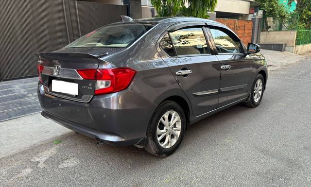 https://images10.gaadi.com/usedcar_image/4579061/original/processed_6b005d8c1ec72cbe2419b506af8dd868.jpg?imwidth=6402