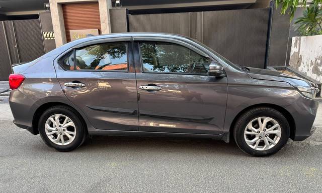 https://images10.gaadi.com/usedcar_image/4579061/original/processed_912ee176b6257057a6cd59d6e972d552.jpg?imwidth=6401
