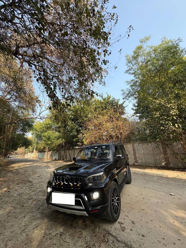 https://images10.gaadi.com/usedcar_image/4579079/original/processed_7ba7b5dfe3e03178278411920283bae8.jpg?imwidth=6402