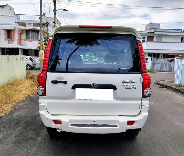 https://images10.gaadi.com/usedcar_image/4579099/original/processed_64f037a63bf711eeb12ac40a111d6187.jpg?imwidth=6402