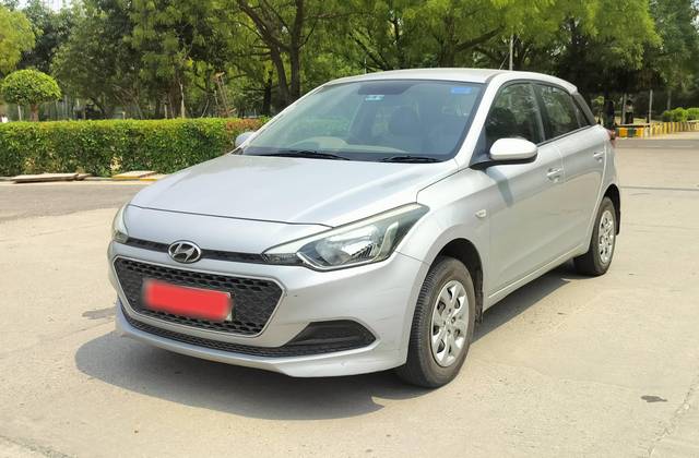 https://images10.gaadi.com/usedcar_image/4579223/original/processed_5a092e97476e694fb39619fba03f0c0c.jpg?imwidth=6400