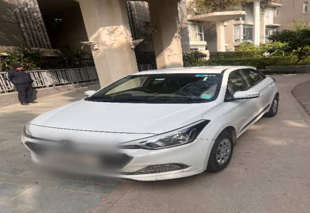 https://images10.gaadi.com/usedcar_image/4579323/original/3f3affd7-9d03-41f3-94ad-c77e906b11e4.?imwidth=6400