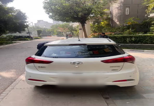 https://images10.gaadi.com/usedcar_image/4579323/original/4727fdd9-5a6e-4b4e-b15c-8d99156e9eaf.?imwidth=6402