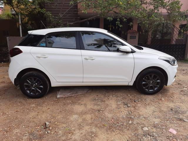 https://images10.gaadi.com/usedcar_image/4579406/original/processed_169fc17c4cc15280f96db5dbb335b427.jpg?imwidth=6401