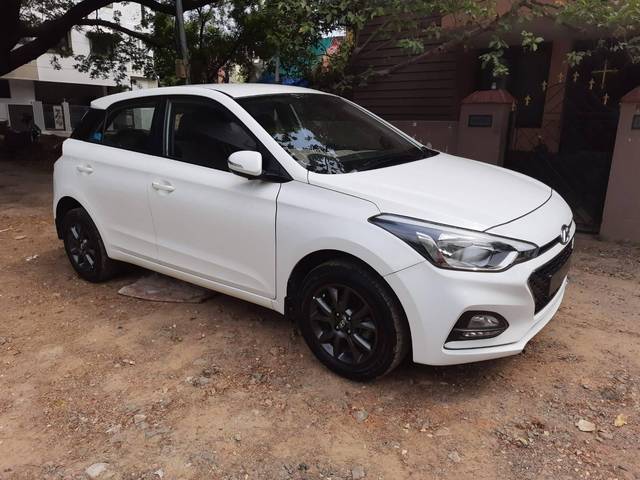 https://images10.gaadi.com/usedcar_image/4579406/original/processed_61a12132dd21ed2cf5973f02fd536418.jpg?imwidth=6400