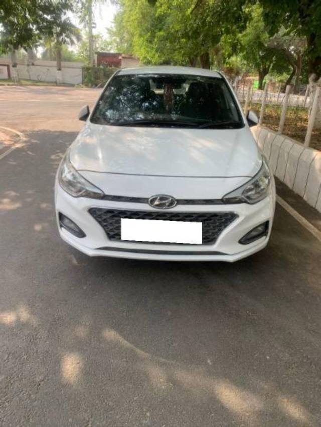 https://images10.gaadi.com/usedcar_image/4579475/original/processed_797c7b41-c76c-4104-b781-afa8b78148b0.jpg?imwidth=6400