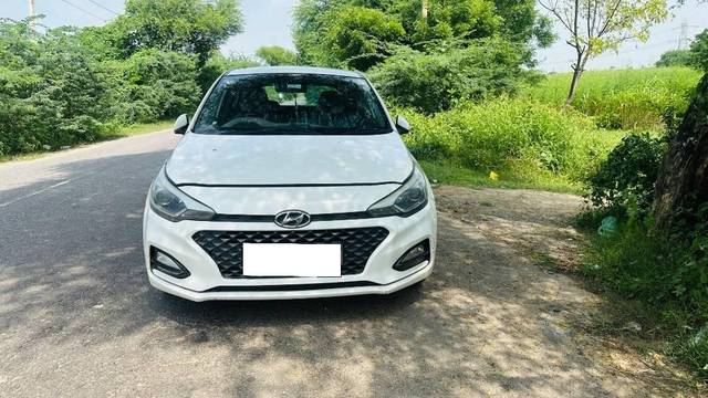 https://images10.gaadi.com/usedcar_image/4579623/original/processed_2c07e6c2-1721-4871-844f-71963e60c07d.jpeg?imwidth=6401